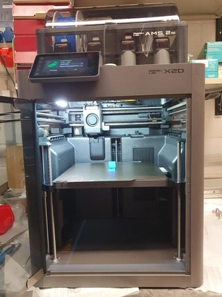 L’imprimante 3D Bambu Lab X2D avec AMS 2 au laboratoire