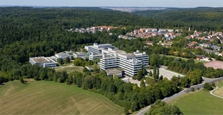 Le campus Max Planck de Stuttgart, avec le MPI pour la recherche sur l&rsquo;état solide (à droite) et le MPI pour les systèmes intelligents (au centre), photographié après l&rsquo;achèvement du laboratoire de précision (bâtiment à l&rsquo;extrême gauche) en 2012.